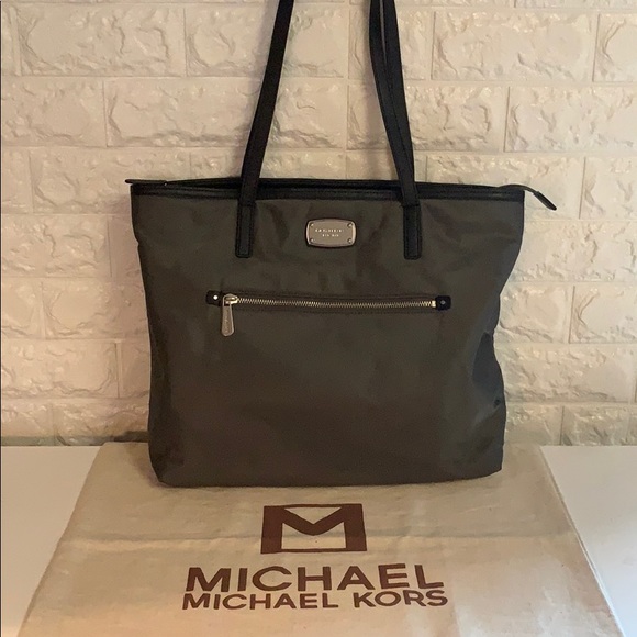 Michael Kors Handbags - BNWOT MK TOTE